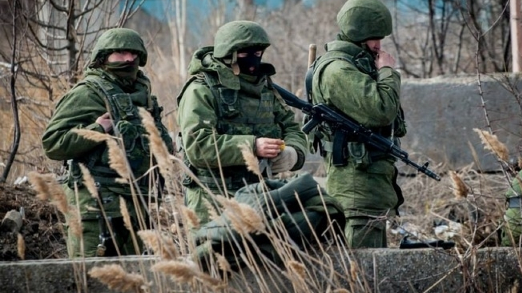 російські загарбники посилюють тиск на місцеве населення ТОТ