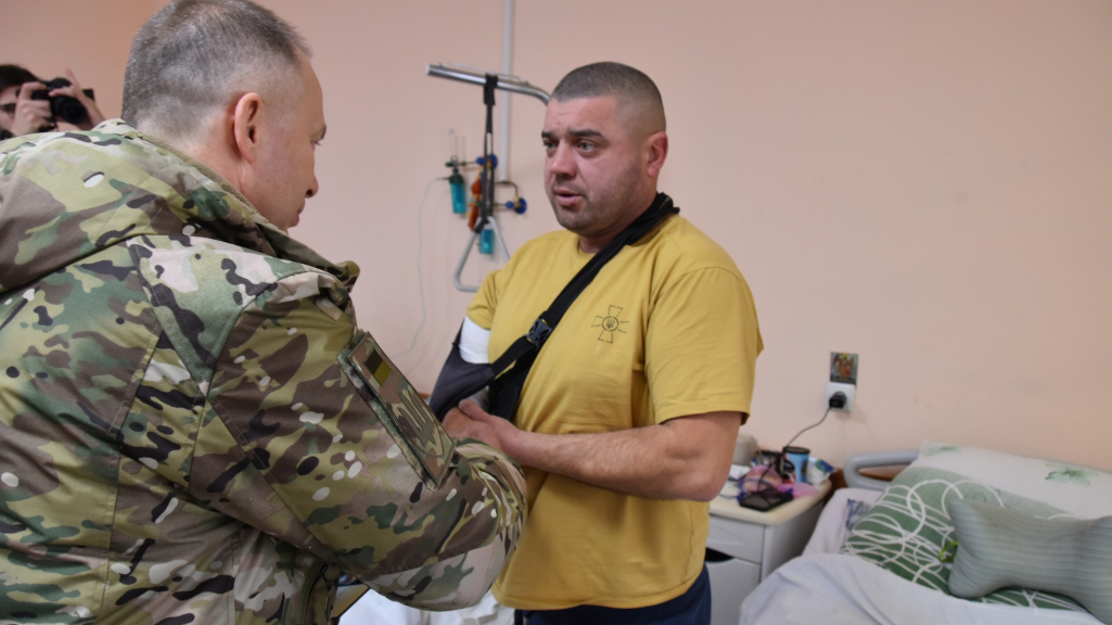 Олександр Сирський відвідав важкопоранених військовослужбовців