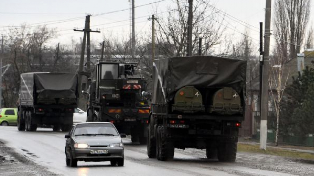 рф перекидає нові колони військової техніки на північ Донецької області