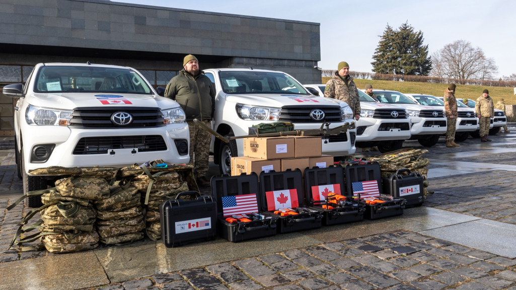 США та Канади передали 14 нових авто для українських військових