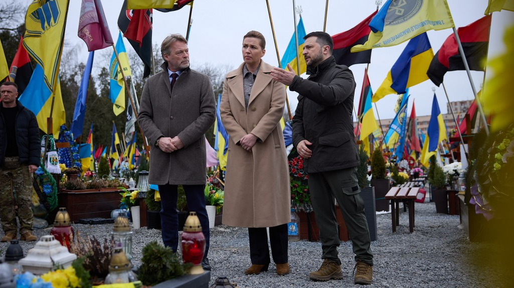 Президент України та Прем’єр-міністерка Данії вшанували памʼять загиблих українських воїнів