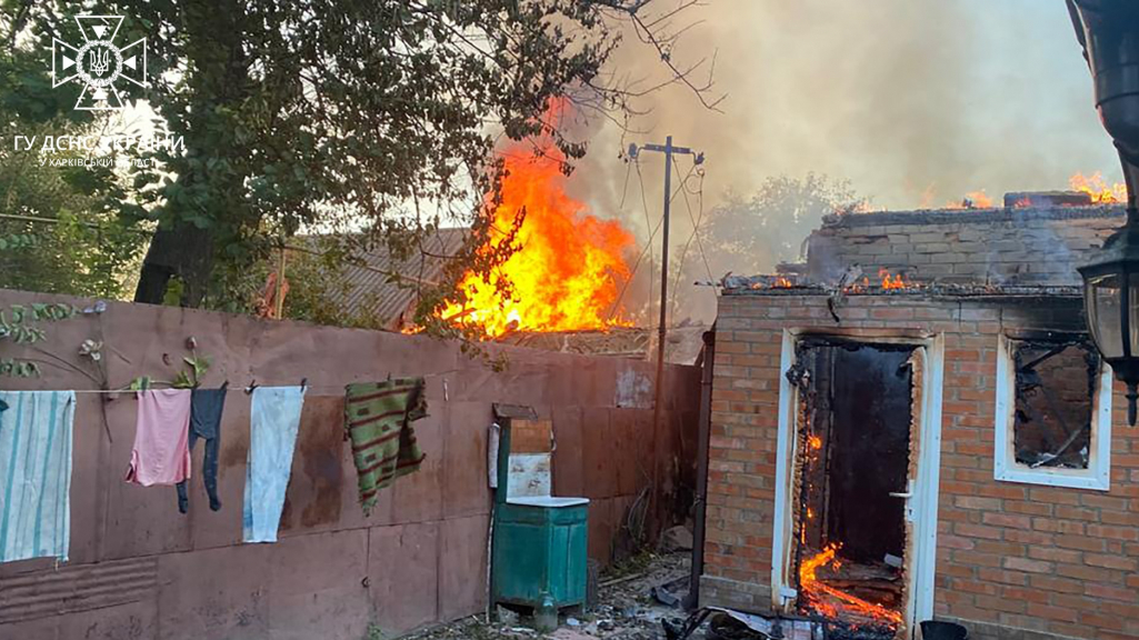 російські обстріли призвели до пожеж та руйнувань у Харківській області