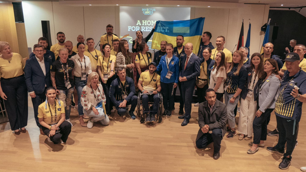Українська команда Інвіктус надихнулась прапором із підписом Головнокомандувача ЗСУ