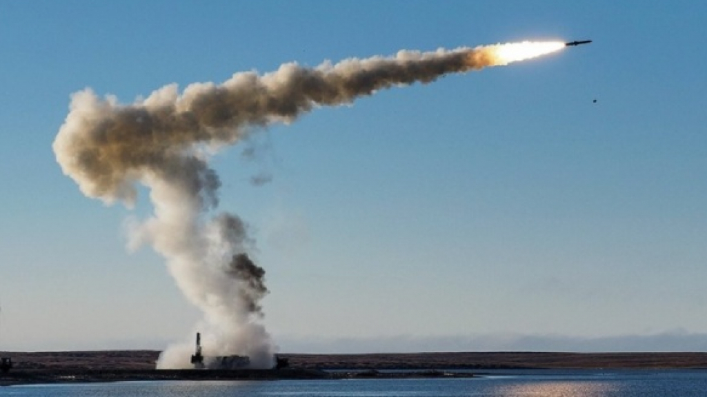 Росіяни не можуть використовувати ракетне озброєння та кораблі через негоду в Криму, – військовий експерт