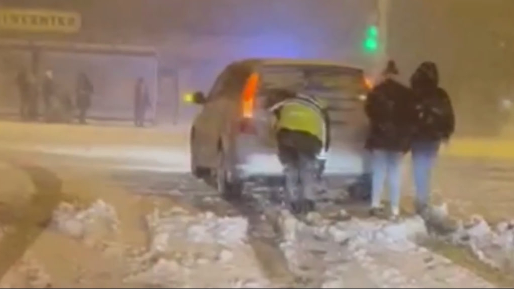 Протягом ночі поліцейські витягли зі снігу понад 2100 автівок