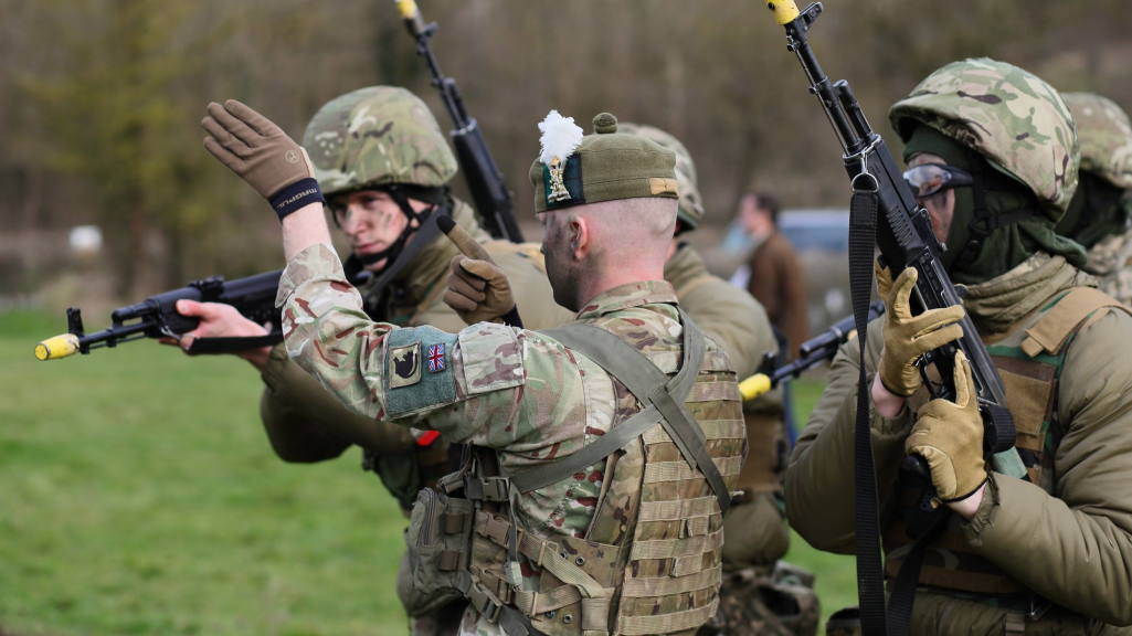 Військові інструктори Великобританії навчають українських воїнів штурмовиків