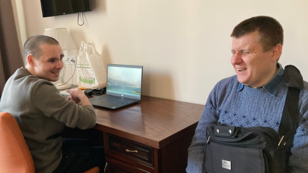 Незрячий журналіст Володимир Пиріг допомагає ветеранам, які втратили зір