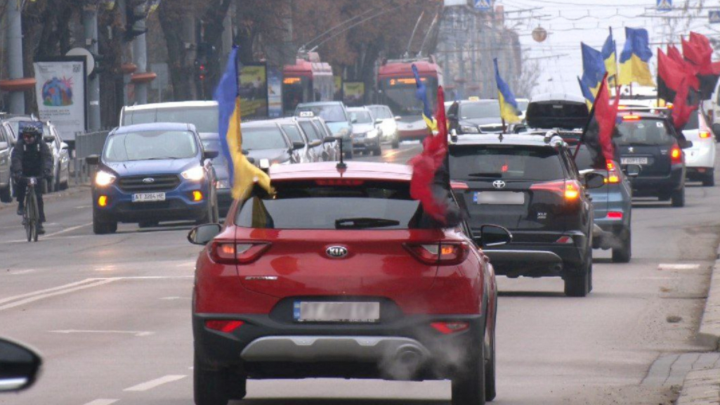 Автопробіг у Франківську: акція в підтримку ЗСУ від громадської організації «Дружина воїна»