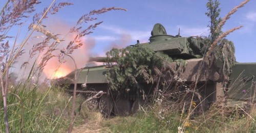 На Яворівщині курсанти-артилеристи вражають умовного противника снарядами із дистанційним підривником