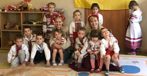 Волонтери вдягають дітей Сходу у вишиванки 