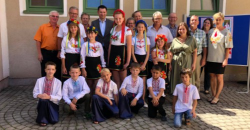 Український гімн, вірші і національні костюми. Як діти з Донбасу відпочивають в Австрії?