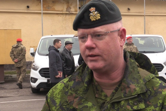 Канадські військові передали нові автомобілі для військових правоохоронців