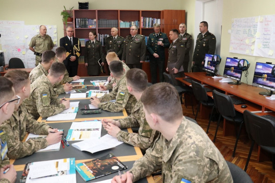 Військові Збройних Сил Данії відвідали академію сухопутних військ