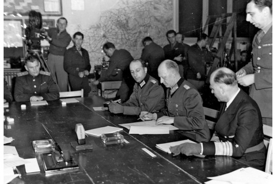 Закінчення Другої світової в Європі: підписання Акту про капітуляцію Німеччини