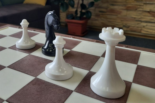 Шах і мат: король сильнішої сторони та правило квадрата