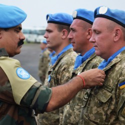 Українських військових нагородили медалями "За службу миру"