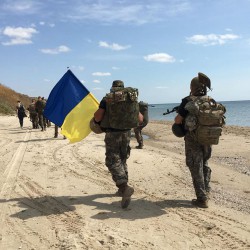 Під час тренувального марш-кидка українських військових вітали вигуками "Слава Україні!" (відео)