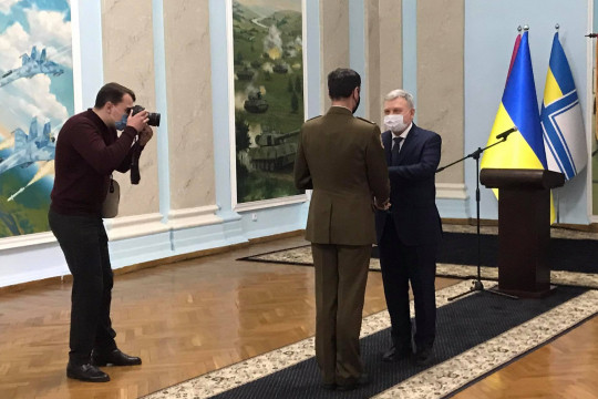 Міністр оборони України нагородив волонтерів та дипломатів держав-членів НАТО