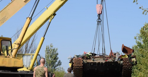 Підбитий неподалік Пісок танк евакуювали до Покровська