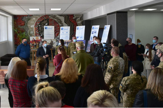 На Донбасі відкрилась виставка фотографій та плакатів про НАТО