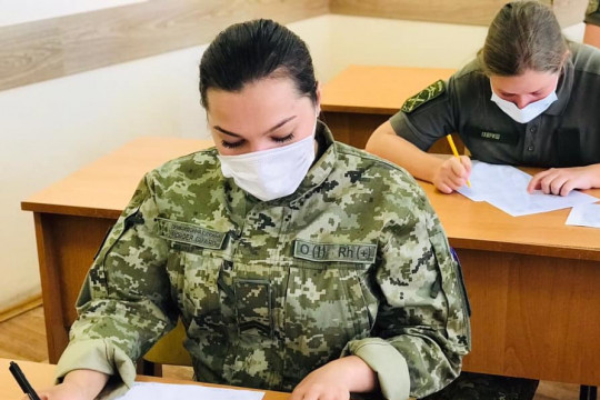 Як реалізовується Програма НАТО удосконалення військової освіти в Україні