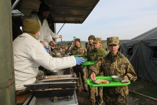 Харчування українських військовових: як відбуваються закупівлі і хто відповідальний за це