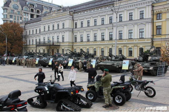 Цифрове майбутнє армії на Михайлівській площі Києва