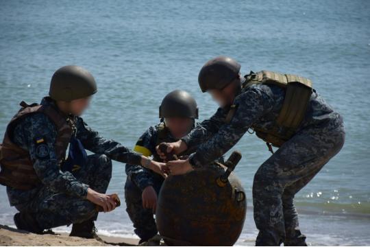 На Одещині фахівці ВМС провели унікальну операцію з розмінування узбережжя
