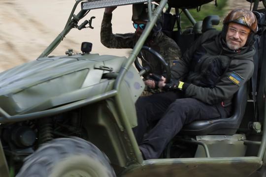 Міністр оборони Олексій Рєзніков передав українським захисникам власний багі
