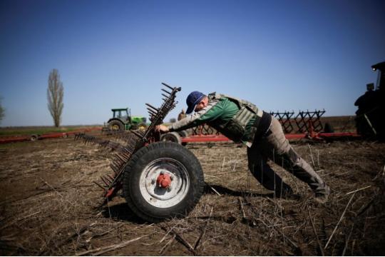 Російський агресор на Запоріжжі готовий застосувати зброю проти фермерів