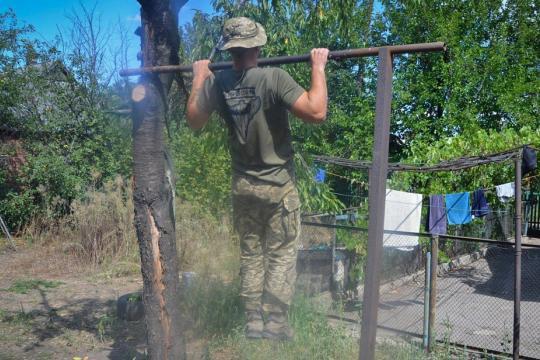 Українські військові на Запоріжжі тримають фізичну форму у будь-яких умовах