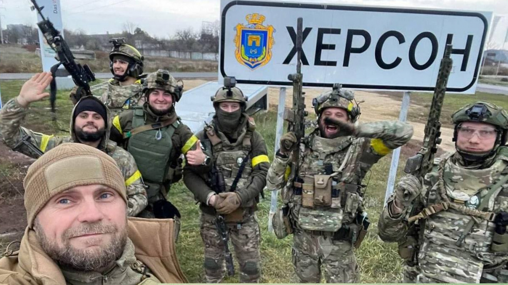 Українські військові разом із херсонцями святкують визволення міста