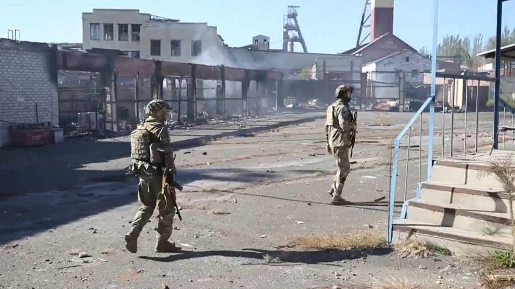 Бійці 93-ї бригади показали, як окупанти "розбирають" завод Артемсіль (ВІДЕО)