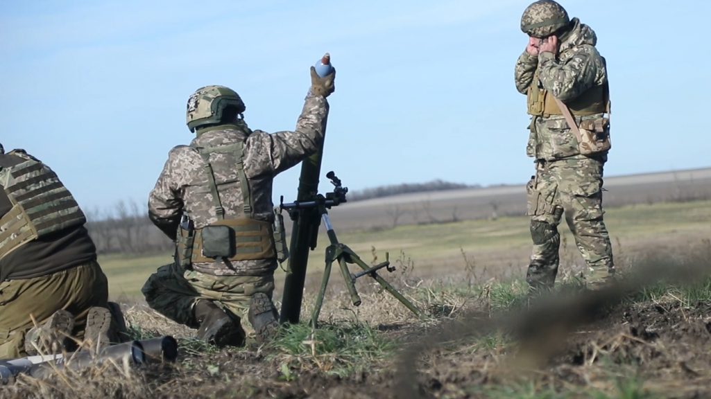 Українські захисники б'ють по росіянах калібром 82-мм