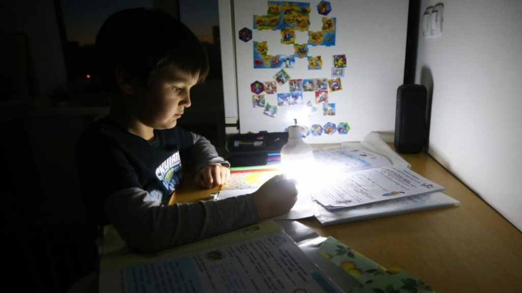 Як організувати навчання та заспокоїти дітей в умовах вимкнення світла