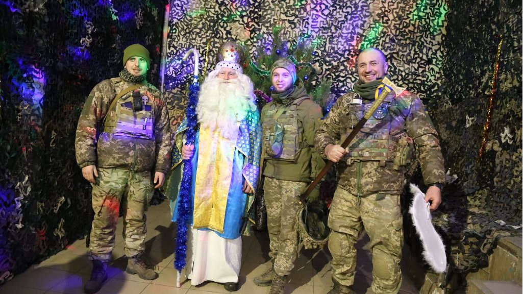 Захисник воїнів і дітей — Святий Миколай крокує Україною