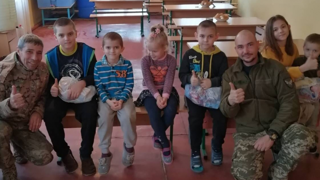 Військові 28-ї бригади передали подарунки дітям, що живуть за декілька кілометрів від передової