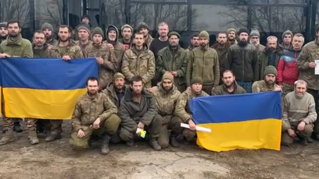 140 українських воїнів повернулись додому з російського полону (ВІДЕО)