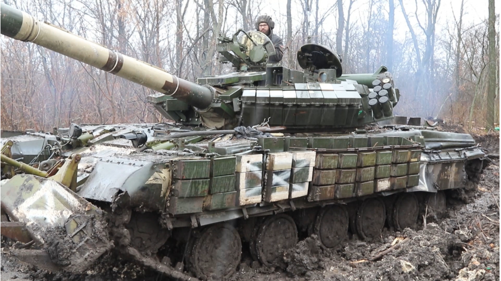 Танк Т-64 — на бойовому чергуванні за будь-яких погодних умов (ФОТО)