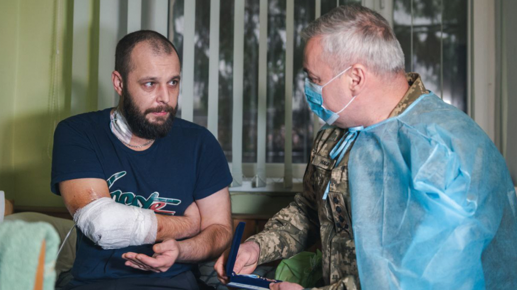 Сергій Наєв нагородив військових і медиків в одному із госпіталів Київської області