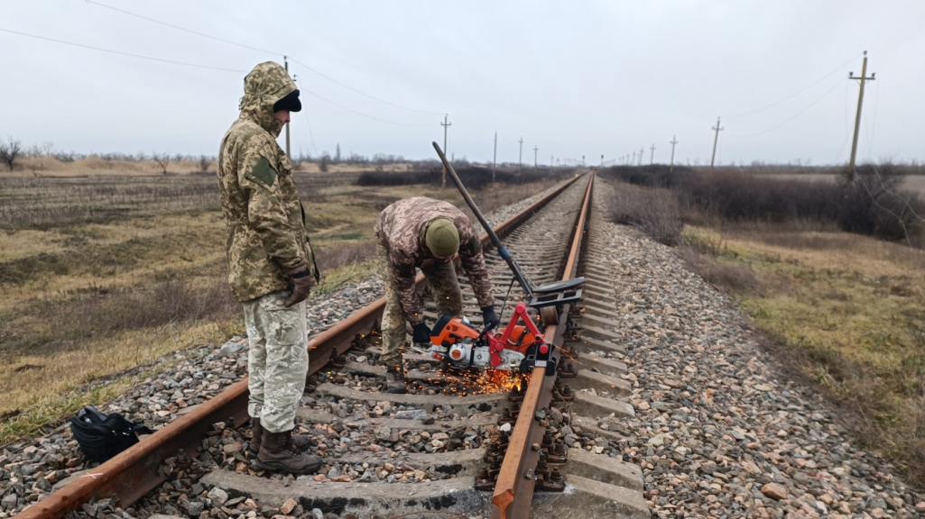 Військові відновлюють колії Одеської залізниці