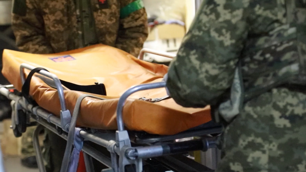Робота військових медиків у стабілізаційному пункті