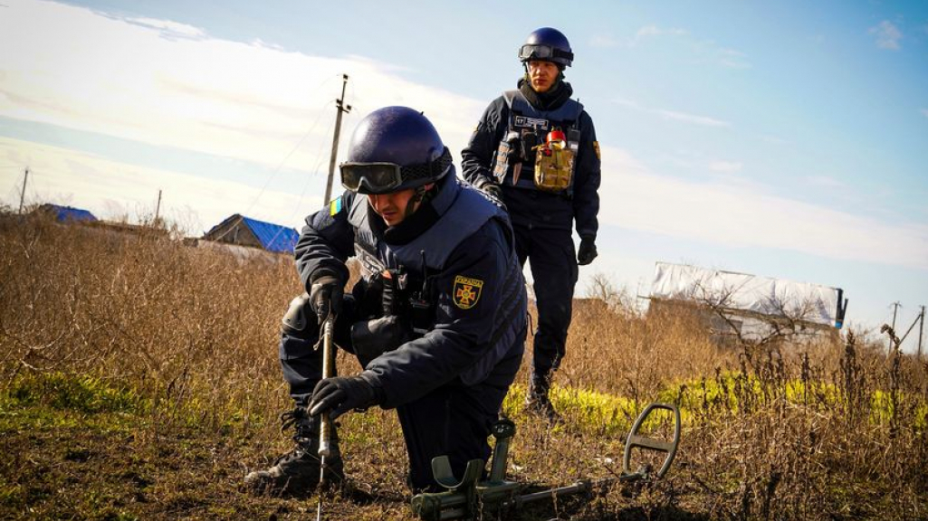 ДСНС України очищає деокуповану частину Херсонської області від мін
