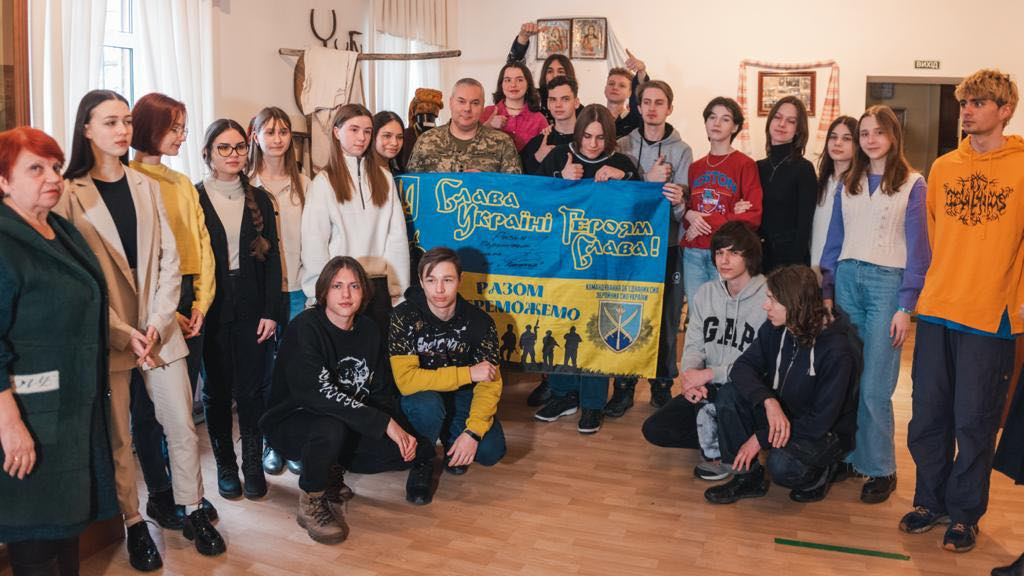 Сергій Наєв зустрівся з членами підліткової волонтерської організації Крихітки