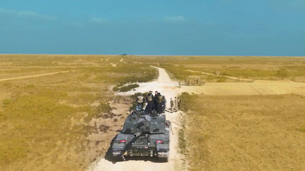 Військова співпраця України та Великої Британії: українські танкісти навчилися воювати на Challenger 2 (ВІДЕО)