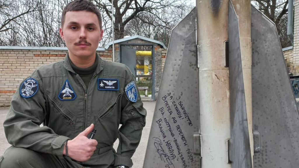 Український льотчик-винищувач підписав ракету, якою він знищив ворожий дрон