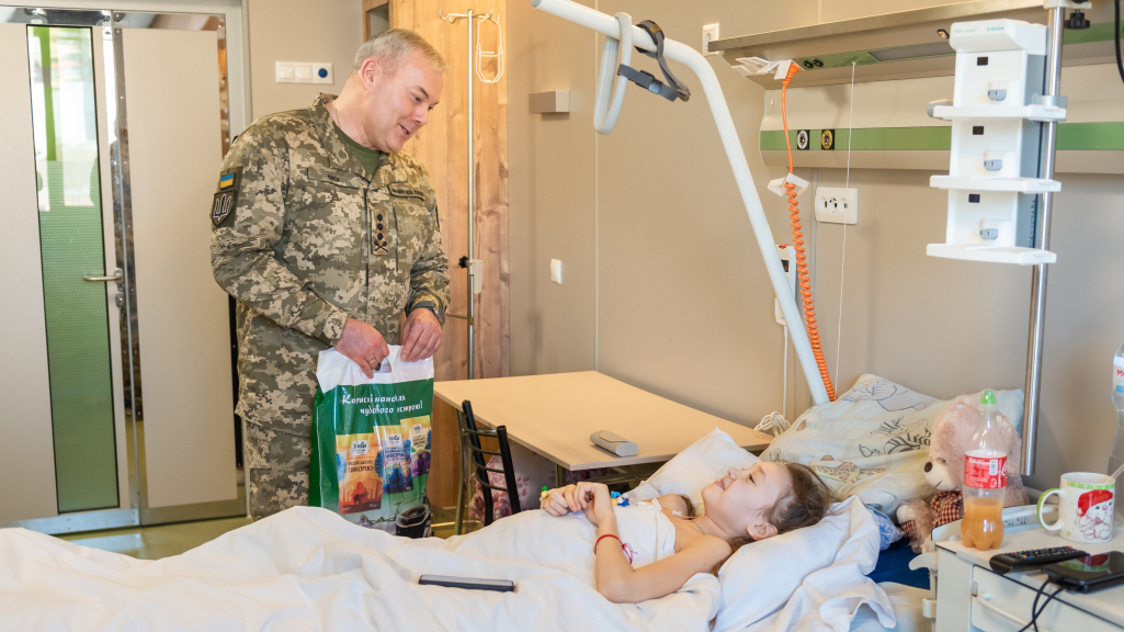 Військові з подарунками завітали у дитячу лікарню