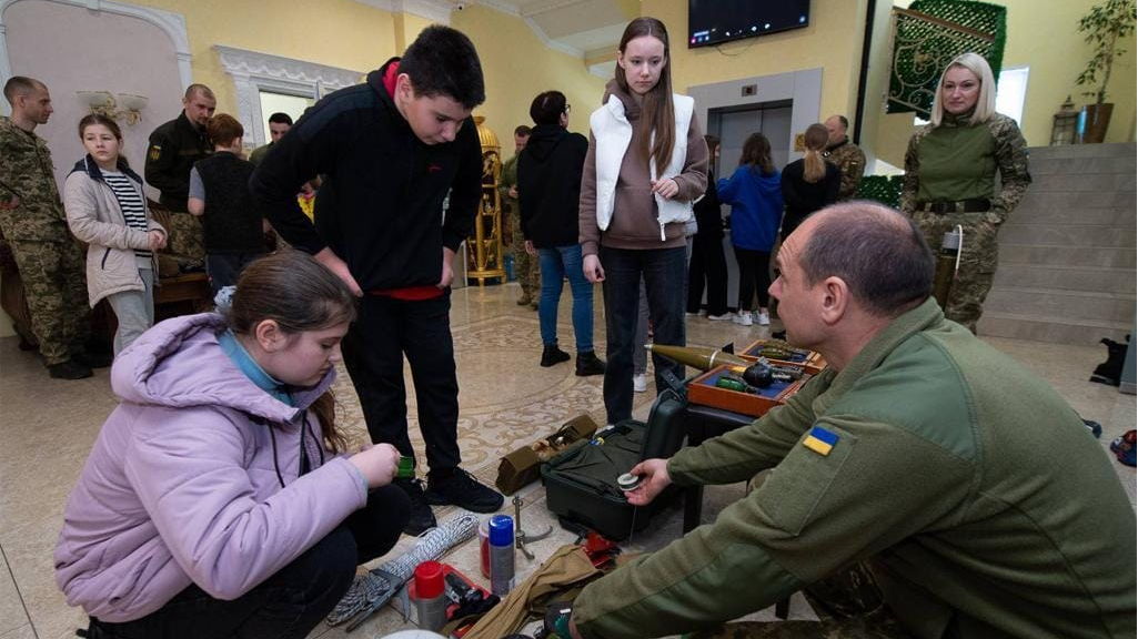 Діти, які втратили батьків-військових, навчаються мінній безпеці в Києві