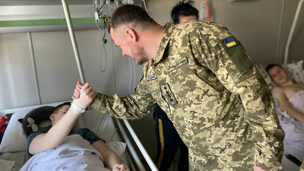 Військові з подарунками провідали маленьких пацієнтів Охматдиту