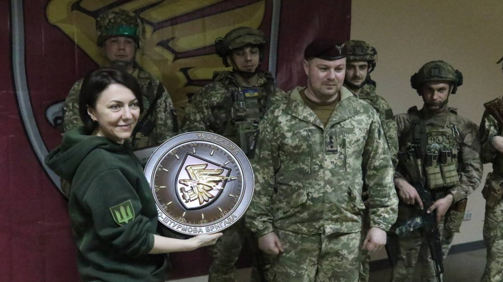 Ганна Маляр передала десантникам подяку від Президента